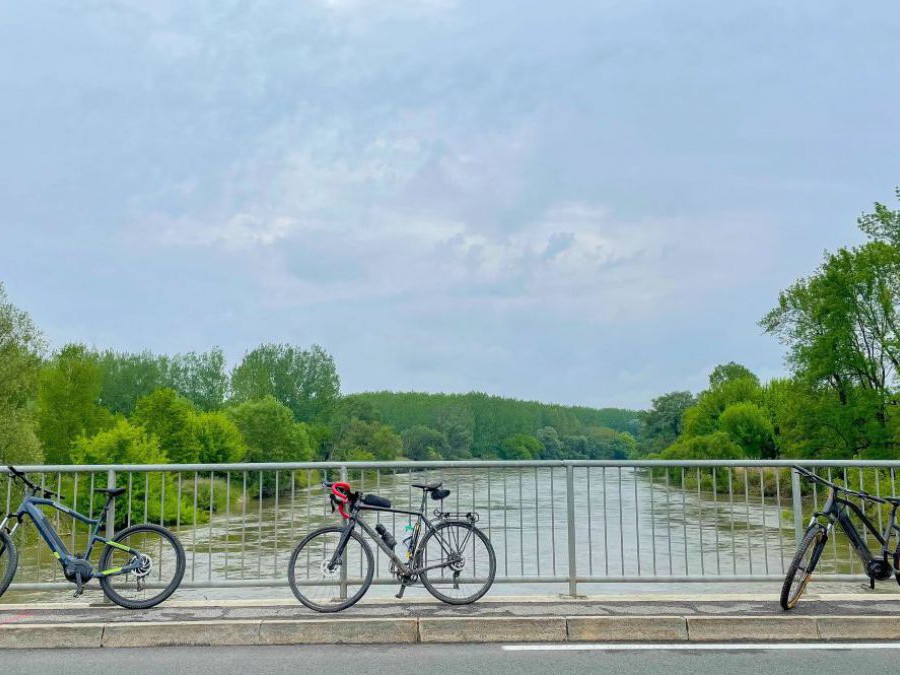 Drei Fahrräder lehnen am Geländer einer Brücke über der Mur in Slowenien.