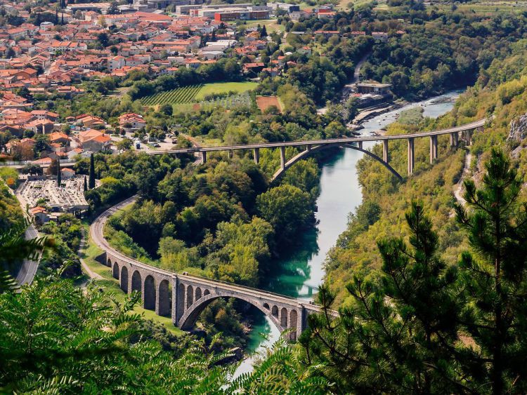 Blick auf Nova Gorica, 2 Brücken schlingen sich um einen Fluss.