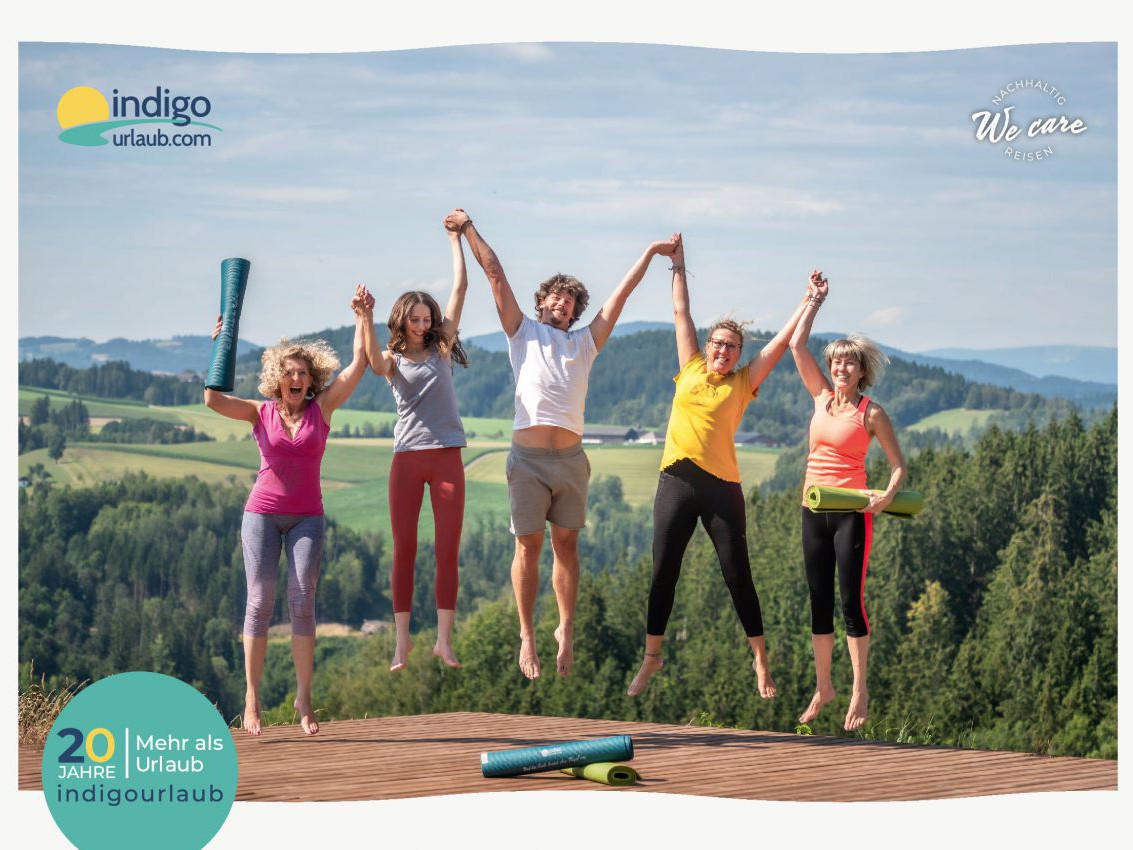 5 Personen heben die Hände und springen in die Luft.