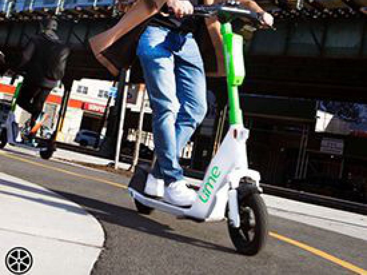 Person auf E-Scooter
