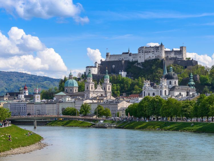 Salzburg mit Salzach Altstadt und Festung.